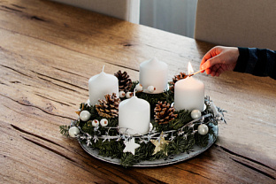 Adventní věnec: Kořeny a vývoj symbolu očekávání a naděje