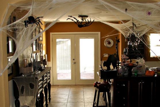 http://www.amigogeek.net/sneak-peek/full/3174-indoor-halloween-decorations/